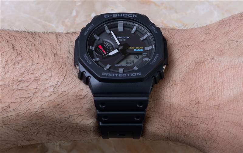 動手操作：卡西歐 G-Shock GA-B2100 手表，配備堅固的太陽能和藍牙