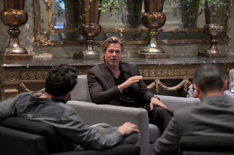 百年靈大使兼腕表收藏家布拉德·皮特 (Brad Pitt) 追求精準酷