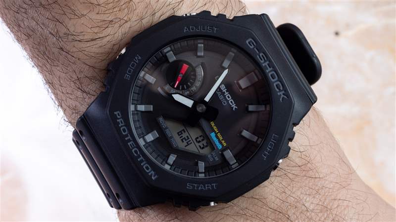 動手操作：卡西歐 G-Shock GA-B2100 手表，配備堅固的太陽能和藍牙