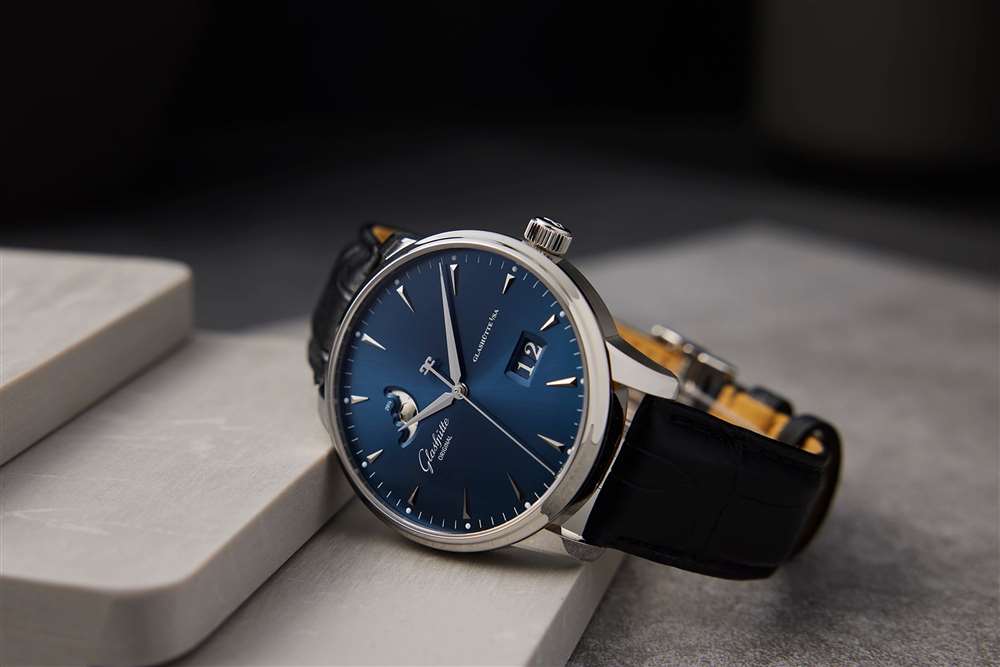 格拉蘇蒂原創(chuàng) Senator Excellence Panorama Date Moon Phase 的生活方式圖片