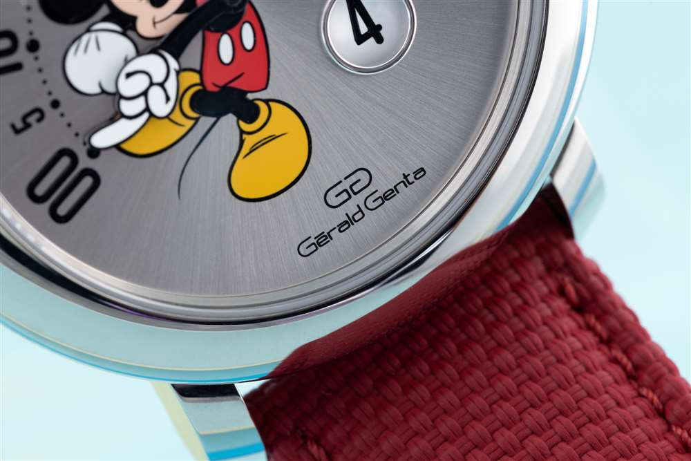 Bulgari Gérald Genta Arena Retrograde With Smiling Disney Mickey Mouse 米奇手部特寫