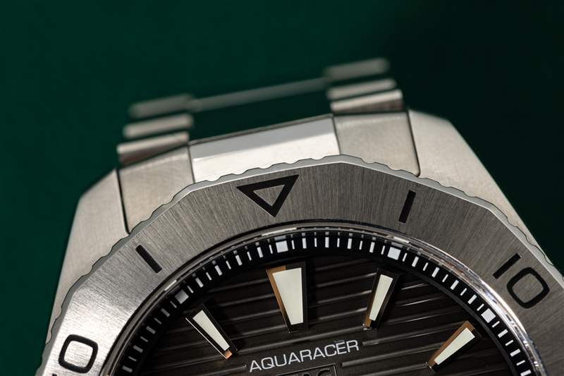 TAG Heuer Aquaracer Professional 200 表圈特寫