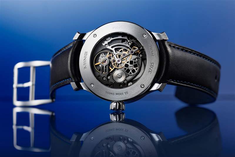 The Ming 37.05 Moonphase Date，透過底蓋看到機芯