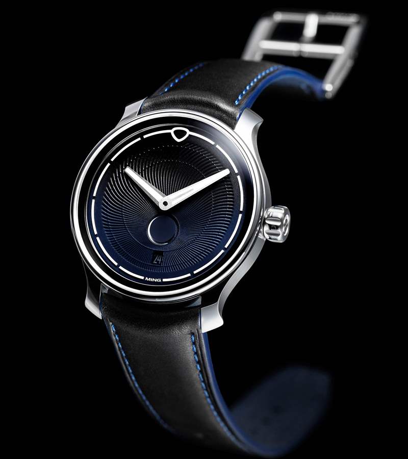 The Ming 37.05 Moonphase Date，顯示金屬表盤紋理的表盤照片