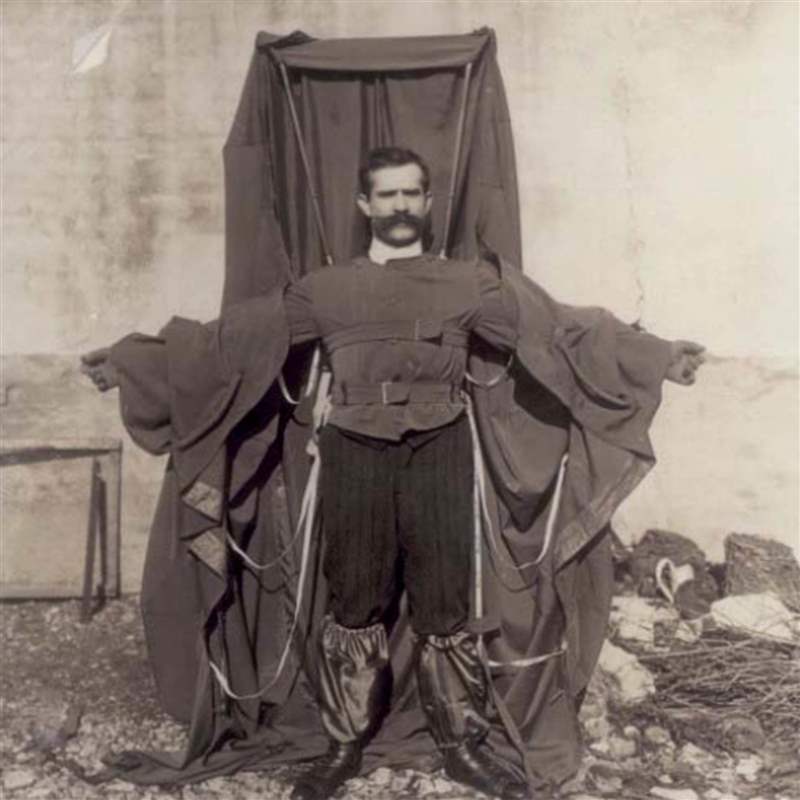 Franz Reichelt 穿著他的降落傘外套，1912 年。