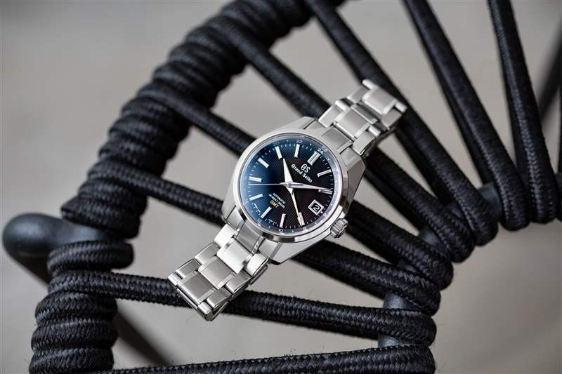 椅子上的 Grand Seiko Hi-Beat GMT。