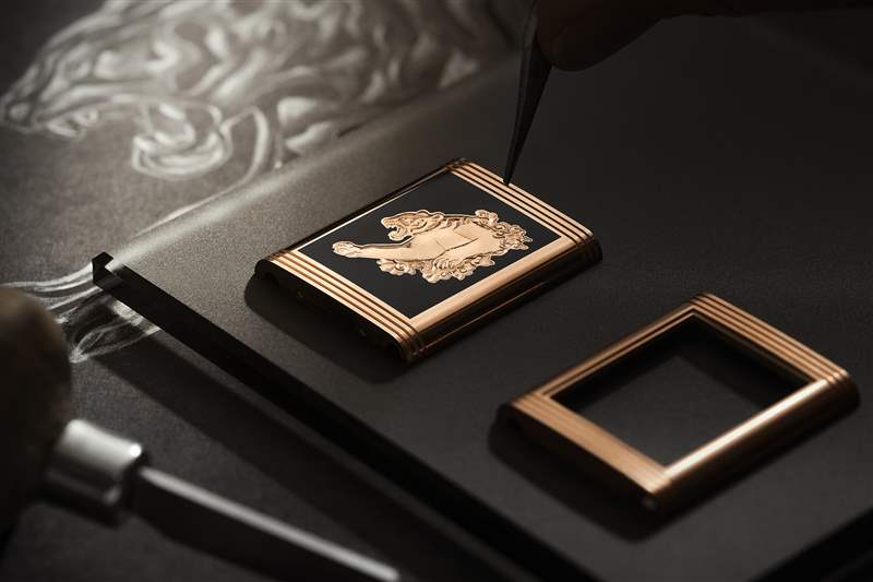 正在生產的 Jaeger-LeCoultre Reverso Tribute Enamel“Tiger”腕表。