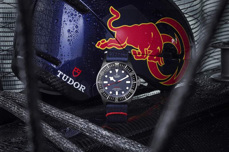 『新表』帝舵推出Pelagos FXD Alinghi Red Bull Racing Edition大三針腕表和計時碼表：碳復(fù)合材料表殼，藍白灰帆船色