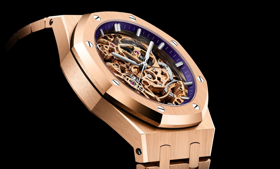 AUDEMARS PIGUET - ROYAL OAK - 15467BC. OO.1256BC.01 - 單一色調(diào)、經(jīng)典修飾,愛彼皇家橡樹系列雙擺輪鏤空腕表37毫米新作利落登場